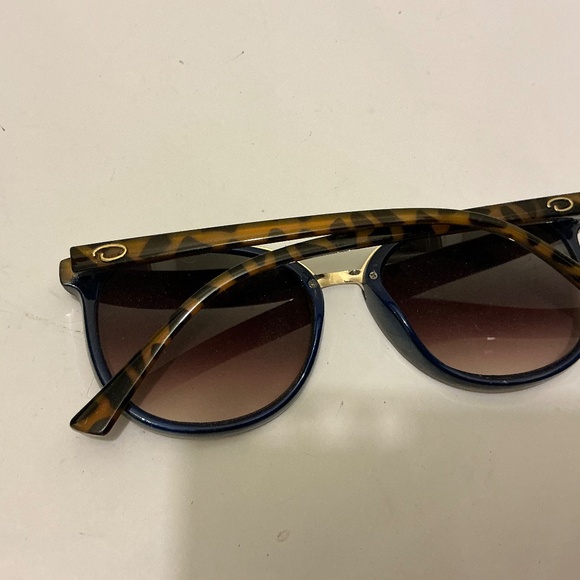 Oscar de la Renta Women\'s Modern Square Sunglasses